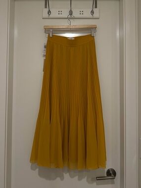 NWT Aritzia Wilfred Twirl Skirt Mustard Yellow Gold Pleated Midi S